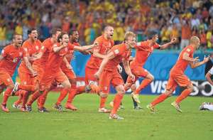 Los jugadores de la selecci&oacute;n holandesa celebran el paso a semifinales, tras derrotar a Costa Rica en penaltis. Foto: AFP.
