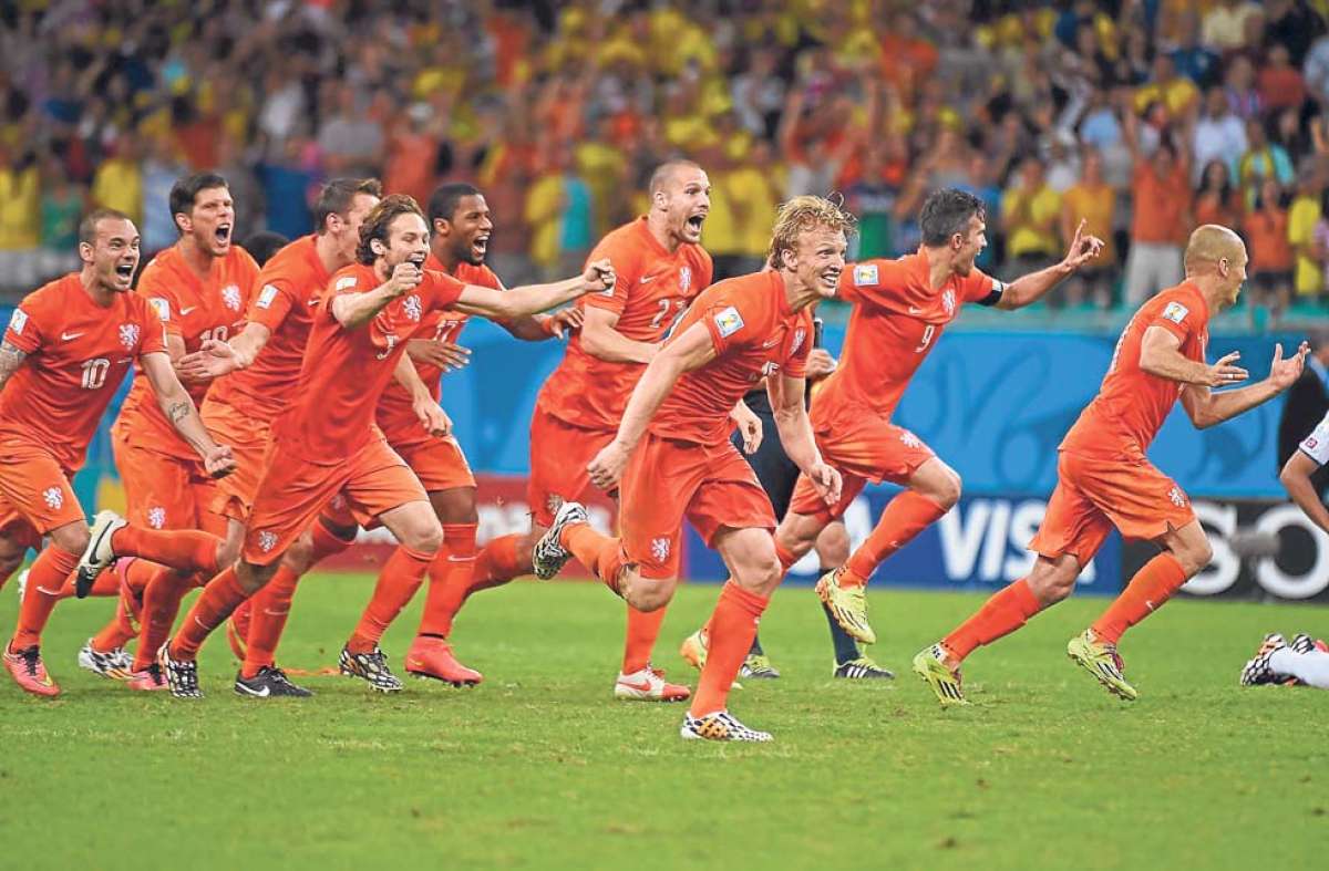 Los jugadores de la selecci&oacute;n holandesa celebran el paso a semifinales, tras derrotar a Costa Rica en penaltis. Foto: AFP.