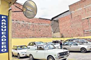 En Cuenca, algunos estacionamientos cobran el mismo valor al usar el espacio por una hora o la fracci&oacute;n. Para ingresar a los patios hay que pasar por las veredas afectando el tr&aacute;nsito de los peatones. Foto: Miguel Castro / El Tel&eacute;grafo.