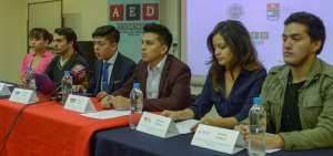 Dirigentes universitarios presentaron el pliego de propuestas de preguntas.