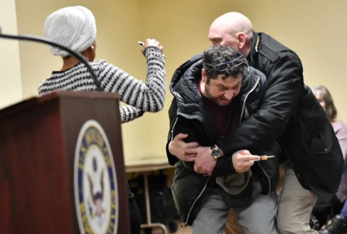  Ilhan Omar, congresista de origen africado, fue atacada con un l&iacute;quido durante un mitin en EE. UU. 