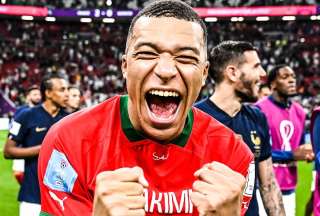 Kylian Mbappé, con la camiseta de Achraf Hakimi en el festejo de Francia, tras el pase a la final. 