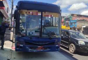 Hallan un bus de pasajeros quemado en Quito
