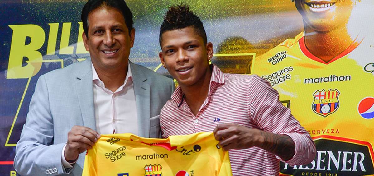 Jos&eacute; F. Cevallos (izq.), presidente de Barcelona, le entreg&oacute; la camiseta del club al mediocampista esmeralde&ntilde;o, quien llega al equipo hasta fin de a&ntilde;o.