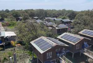 CNEL instaló paneles fotovoltaicos en viviendas de la isla Santay. 