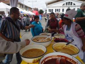 Los dulces, propios de esta fecha, fueron elaborados por los comerciantes de los diferentes mercados de Cuenca y saboreados por los turistas. Foto: Rodrigo Matute/El Tel&eacute;grafo