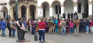 Largas colas para obtener fe de bautismo en Cuenca, requisito para matr&iacute;cula
