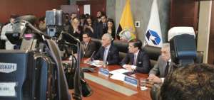 El ministro de Energ&iacute;a y Recursos Naturales No Renovables, Carlos P&eacute;rez (c); el gerente general de EP Petroecuador, Pablo Flores; y el representante Residente Adjunto del PNUD, Nuno Queiros, durante la rueda de prensa.