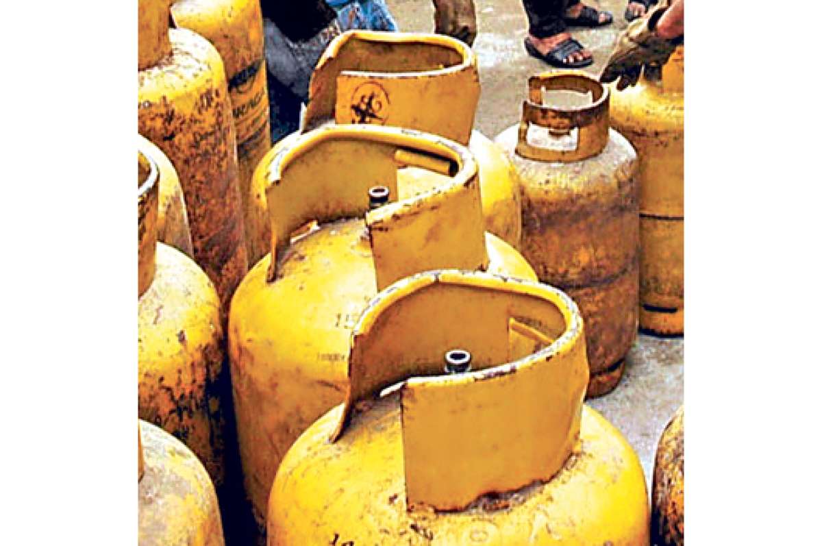 La Polic&iacute;a vigila el despacho de gas