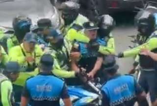 En Guayaquil se registró una riña entre agentes metropolitano y de tránsito. 