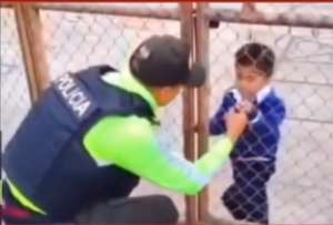 Un servidor de la Policía Nacional protagonizó un tierno momento al consolar a un pequeño que llegaba por primera vez a su escuela. 