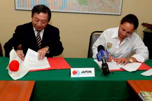  Toru Kodaki, embajador de Jap&oacute;n, firma el convenio con Pierina Correa, presidenta de Fedeguayas. Foto: Miguel Jim&eacute;nez / El Tel&eacute;grafo