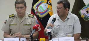 El ministro del Interior, C&eacute;sar Navas (c), durante una rueda de prensa.