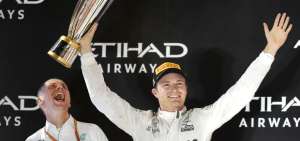 Nico Rosberg resisti&oacute; la presi&oacute;n sobre el final, lo que le permiti&oacute; levantar la copa y destronar a Hamilton.