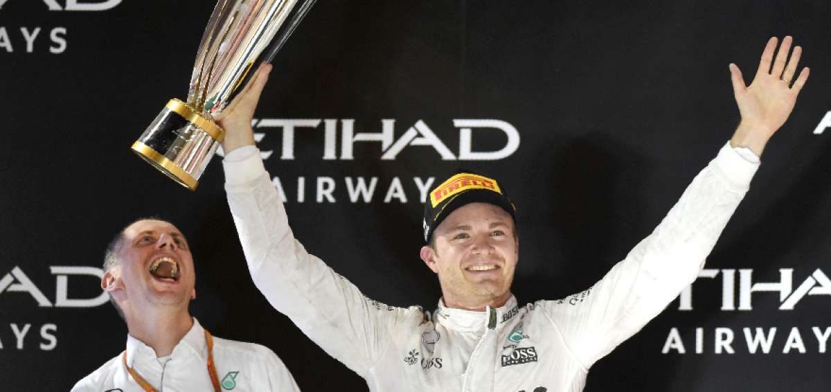 Nico Rosberg resisti&oacute; la presi&oacute;n sobre el final, lo que le permiti&oacute; levantar la copa y destronar a Hamilton.