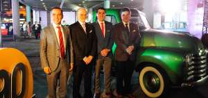 Luis Enrique Land&iacute;nez (i), presidente de GM OBB Ecuador; Barry Engle, presidente y vicepresidente de General Motors Sudam&eacute;rica; y m&aacute;s directivos.