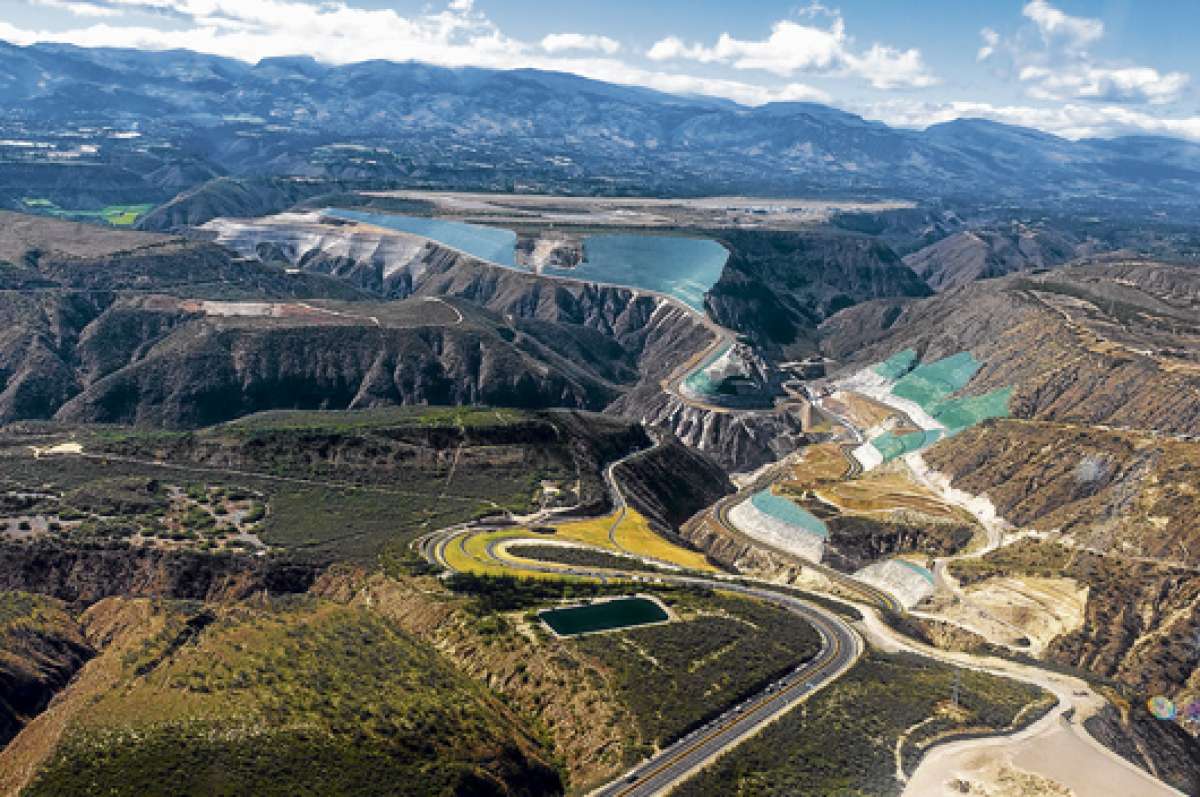 Los medios participaron ayer en un sobrevuelo para constatar la magnitud de la obra. Foto: John Guevara/ El Tel&eacute;grafo 