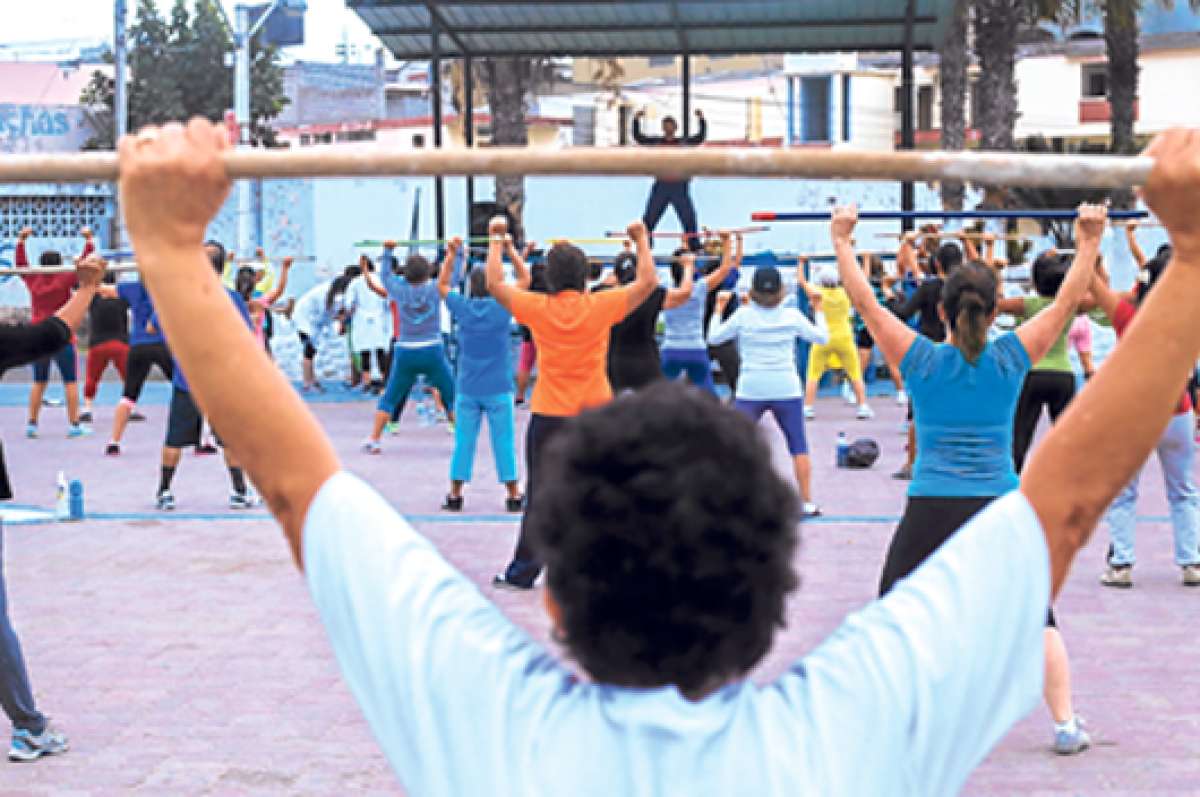 Mientras V&iacute;ctor Perero imparte su clase, m&aacute;s de 100 personas siguen su ritmo. El objetivo de la bailoterapia es llegar a un adecuado acondicionamiento f&iacute;sico. Foto: Rodolfo P&aacute;rraga / El Tel&eacute;grafo.