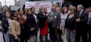 En las afueras del Concejo de la Judicatura, en Quito, se concentrararon los magistrados destituidos desde 2007.