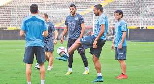 El mediocampista de Uruguay, &Aacute;lvaro Pereira, domina el esf&eacute;rico ante la mirada de sus compa&ntilde;eros en el entrenamiento realizado ayer en el Monumental. Foto: Agencia Andes