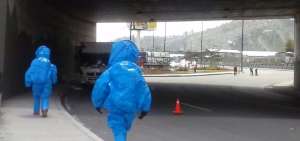 Agentes durante la inspecci&oacute;n de los agentes qu&iacute;micos.