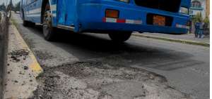 Fuertes lluvias remarcan los baches de Quito