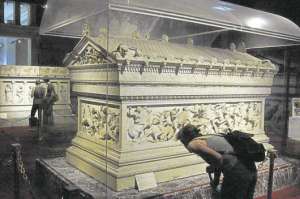 El sarc&oacute;fago de Alejandro data del a&ntilde;o 310 a. C. Este monumento patrimonial se encuentra en Santa Sof&iacute;a, antigua catedral de Constantinopla. FOTO TOMADA DE DESCUBRIENDO.COM.