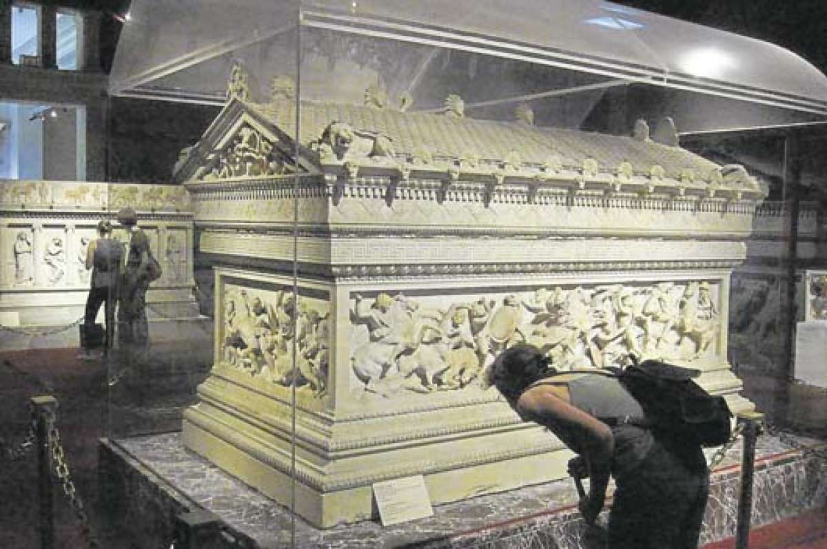 El sarc&oacute;fago de Alejandro data del a&ntilde;o 310 a. C. Este monumento patrimonial se encuentra en Santa Sof&iacute;a, antigua catedral de Constantinopla. FOTO TOMADA DE DESCUBRIENDO.COM.