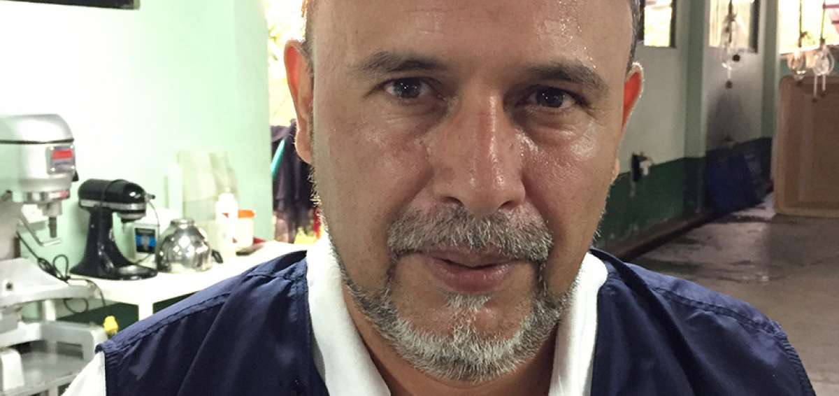 Nelson Ortega, t&eacute;cnico de la empresa Peces Tropicales de Lago Agrio.