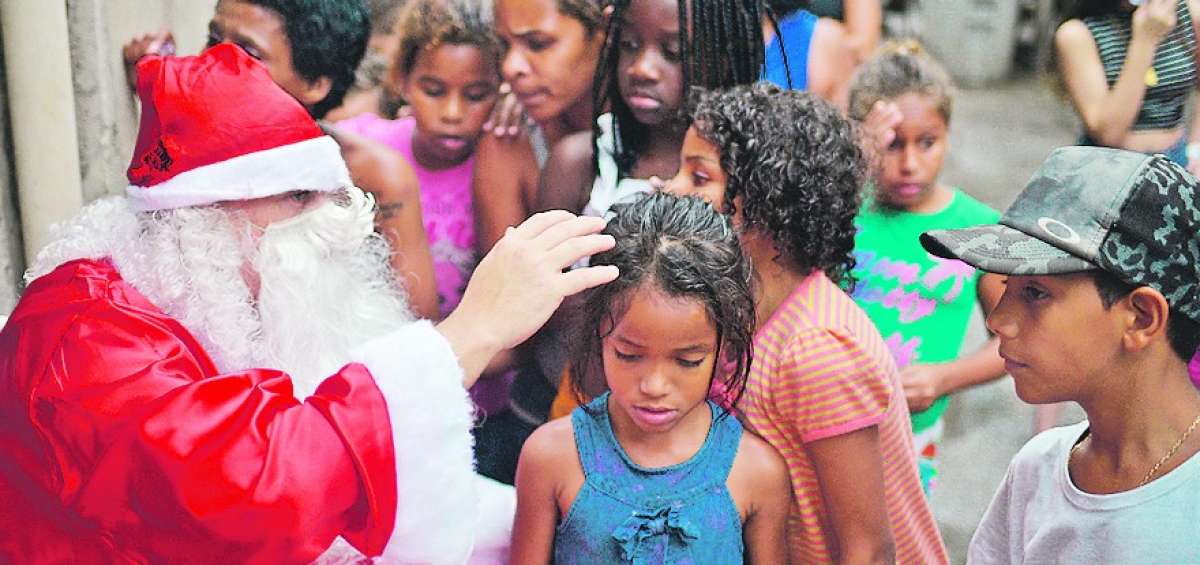 Leandro Souza, de 28 a&ntilde;os, quien habita en el complejo favela da Mare, uno de los m&aacute;s violentos de R&iacute;o de Janeiro, se viste de Santa Claus para distribuir regalos a los ni&ntilde;os de su comunidad.