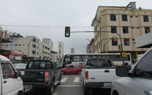 El pasado viernes, los veh&iacute;culos demoraron hasta una hora en recorrer la Avenida Quito -entre Ayacucho y Manuel Galecio (centro de Guayaquil). Foto: Jos&eacute; Mor&aacute;n / El Tel&eacute;grafo