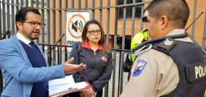 Alexandra Altamirano (c), coordinadora zonal del ECU 911 Austro, asisti&oacute; a la audiencia contra el ciudadano que hizo la llamada falsa.