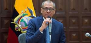 El lunes, el Vicepresidente afirm&oacute; que acatar&aacute; el procedimiento judicial. Solicit&oacute; a la bancada de PAIS que d&eacute; paso a la autorizaci&oacute;n. 