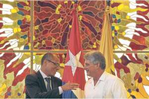 El vicepresidente de Ecuador, Jorge Glas, reiter&oacute; a su hom&oacute;logo cubano, Miguel D&iacute;az-Canel sus deseos de que Cuba aporte al cambio de la matriz productiva. Foto: AFP