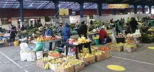 En la Plaza 5 de junio, en el cant&oacute;n Ba&ntilde;os de Agua Santa, se lleva a cabo la feria de los viernes.