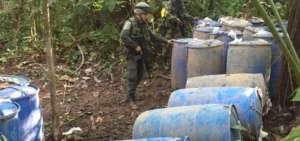 Un militar inspecciona un laboratorio desmantelado en Colombia.