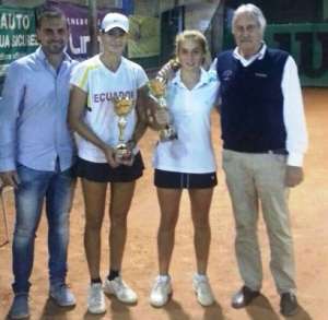 Camila (i.) junto a Melany y sus entrenadores con el trofeo de campeonas. Foto: Cortes&iacute;a Antonio Romero