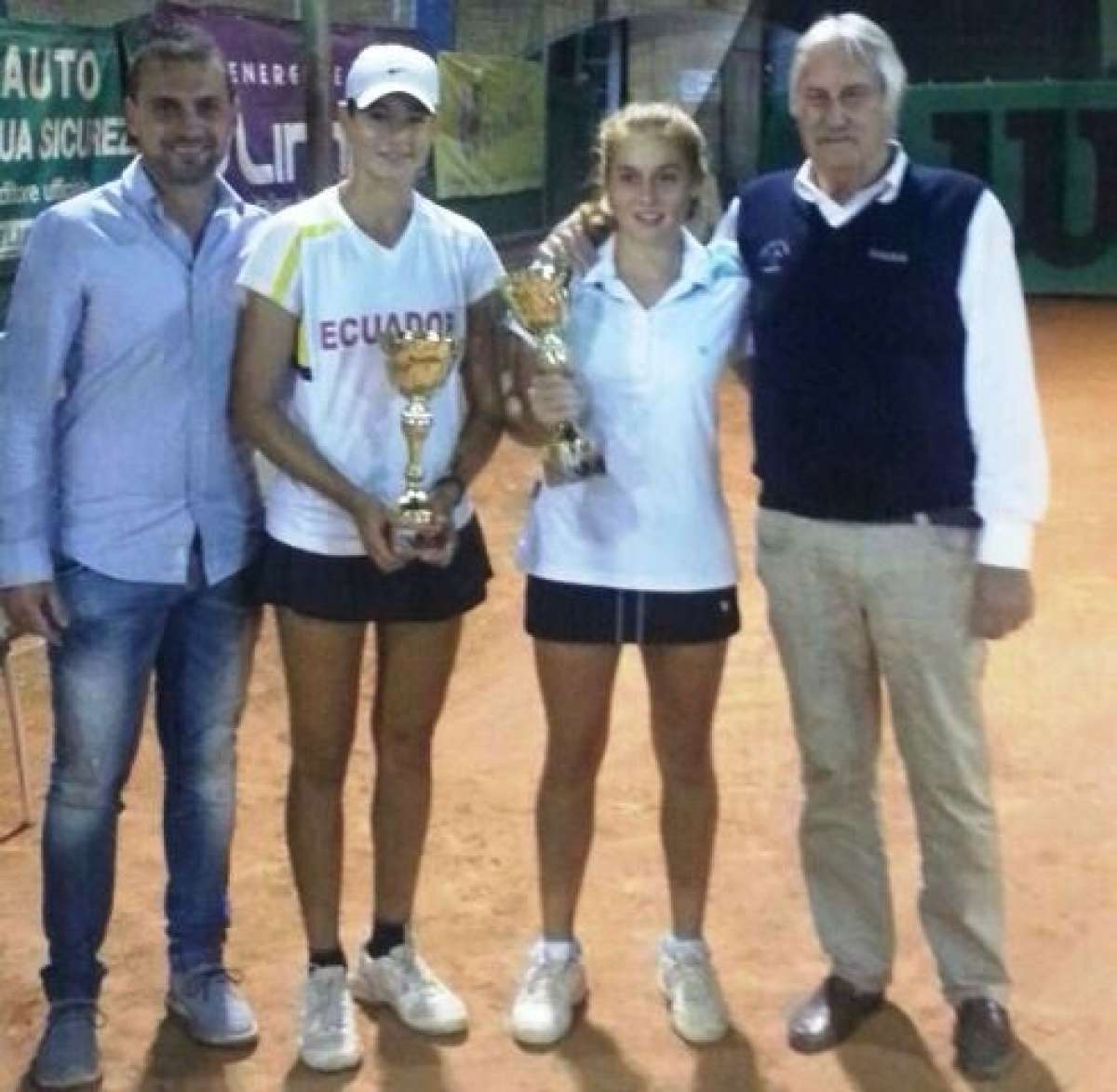 Camila (i.) junto a Melany y sus entrenadores con el trofeo de campeonas. Foto: Cortes&iacute;a Antonio Romero