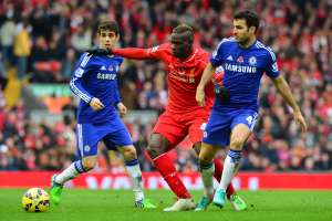 Oscar (i.) es titular en el equipo blue que en este momento es el l&iacute;der de la Premier League. Foto: AFP