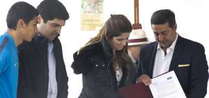 Andrea Sotomayor (centro) y Daniel Angelici (der.) revisan el documento del acuerdo ante la atenta mirada del vicepresidente Otto Sonnenholzner.