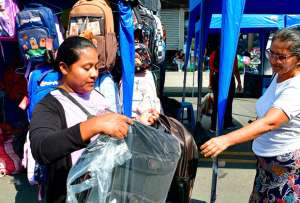 Diez puntos fueron habilitados en Guayaquil para que los padres de familia adquieran útiles y uniformes en los denominados Corredores Escolares.