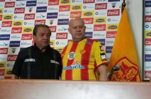 El t&eacute;cnico argentino ya visti&oacute; la camiseta del cuadro oriental. Foto tomada de @areadepor945.