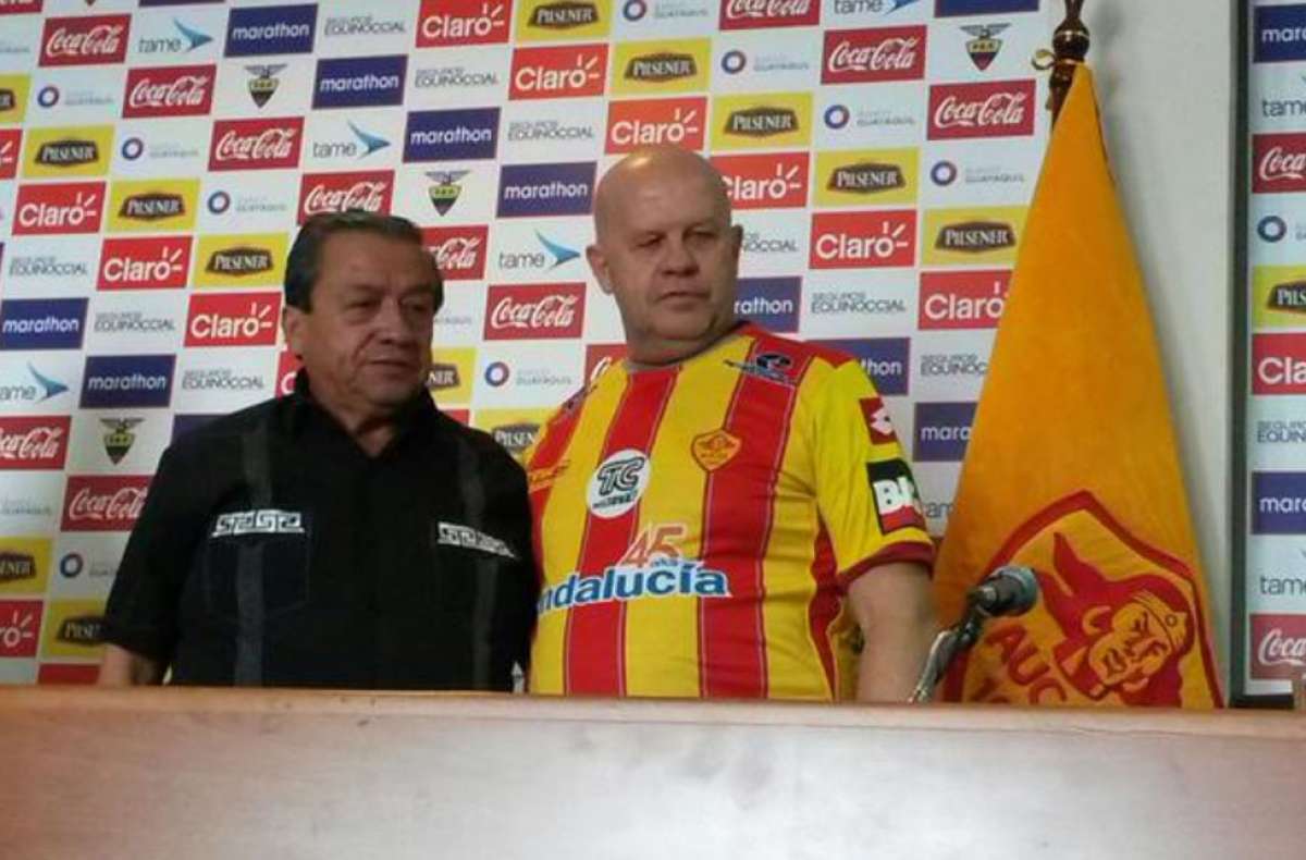 El t&eacute;cnico argentino ya visti&oacute; la camiseta del cuadro oriental. Foto tomada de @areadepor945.