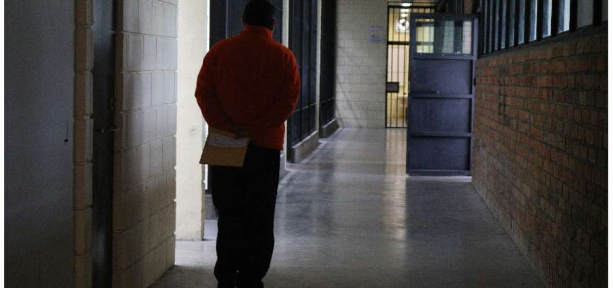 Jose A. cumple una condena de 8 a&ntilde;os por un crimen, que dice no cometi&oacute;. Dedic&oacute; 4 horas diarias para hacer sus tareas y graduarse. 