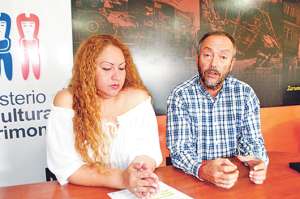 La directora de Cultura, Marisol Bowen, y el prometeo Jos&eacute; Castellano dan detalles de la investigaci&oacute;n desarrollada en Machala. FOTO: FABRICIO CRUZ.