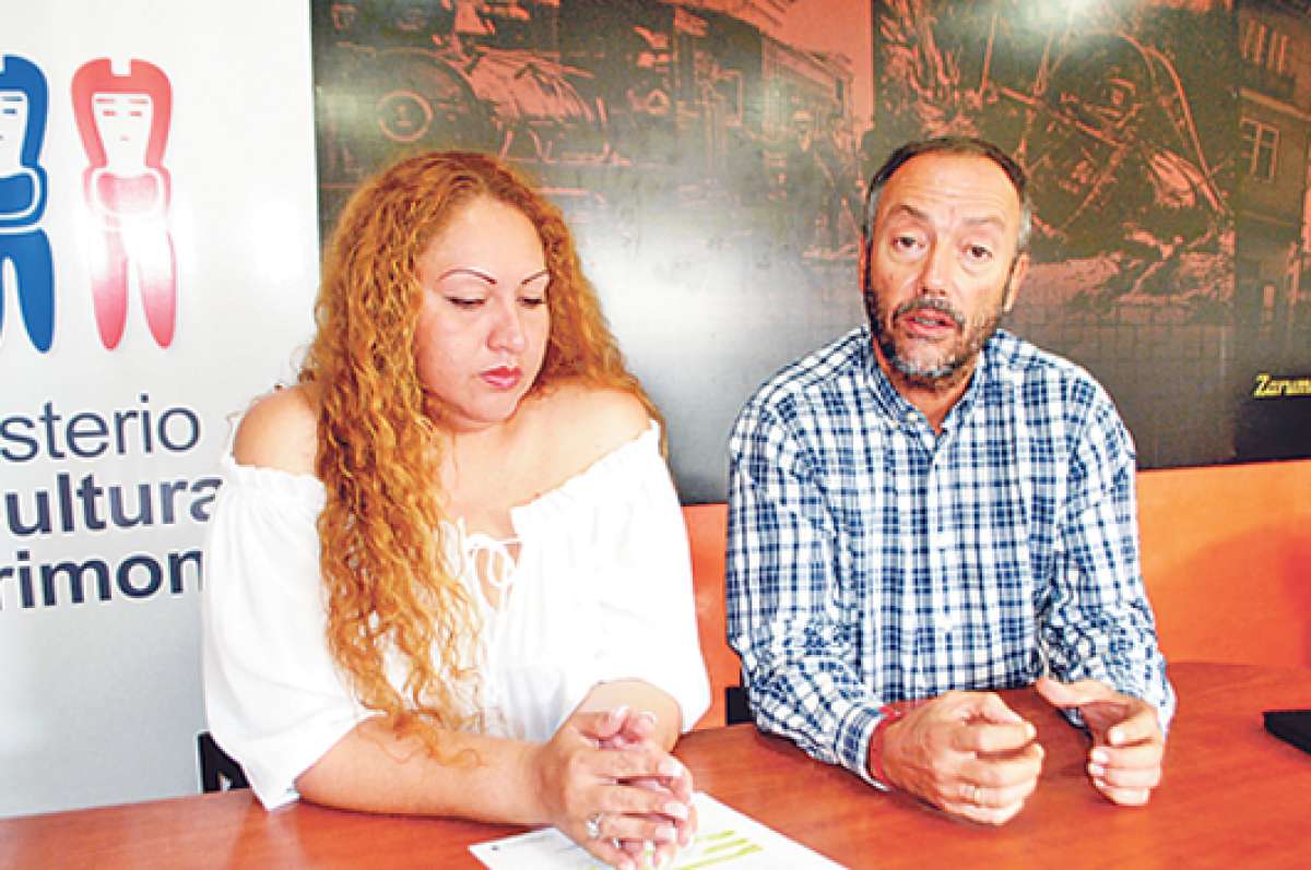 La directora de Cultura, Marisol Bowen, y el prometeo Jos&eacute; Castellano dan detalles de la investigaci&oacute;n desarrollada en Machala. FOTO: FABRICIO CRUZ.