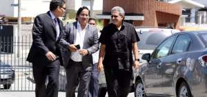 Mario Tamayo (c) y Mario Canessa, directivos de River Ecuado, llegan a la reuni&oacute;n de clubes en la FEF.