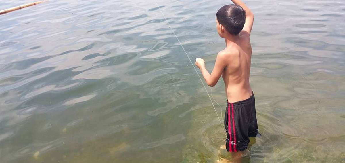 Los ni&ntilde;os pescadores del sector de El Cisne 2 de Guayaquil