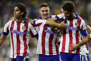 Arda Turan (oculto), autor del gol del triunfo, es abrazado por Tiago, Ra&uacute;l Garc&iacute;a y Manzukic. Foto: Afp