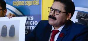 El abogado Patricio Armijos dijo que la esquirla no pertenece a las armas de dotaci&oacute;n policial.